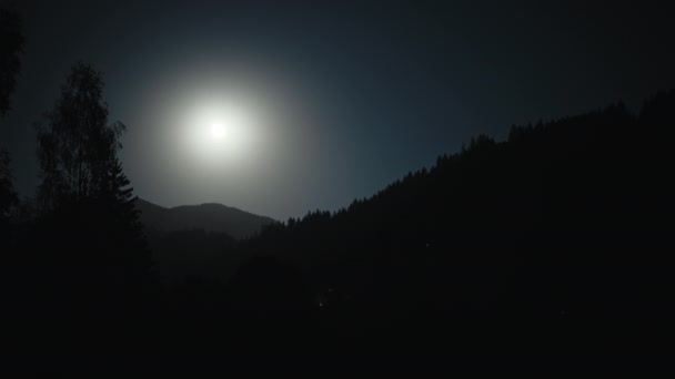 Полная Луна Восходит Горах Ночной Пейзаж Таинственный Лунный Блеск Высококачественные — стоковое видео