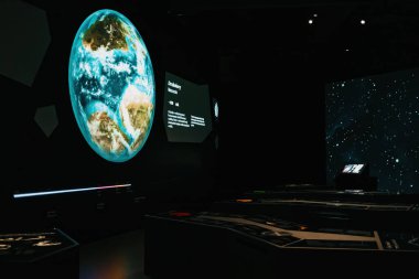 Ekim 2023 - Prag, Çek Cumhuriyeti. Dinozoria müzesinin içi. İnteraktif ekran, çocuklar ve yetişkinler için modern sergi. Eğitim konsepti. Yüksek kalite fotoğraf