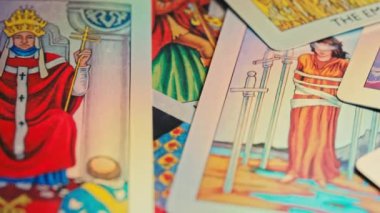 Tarot güvertesi, cadıların gelecekteki kaderini tahmin etmek için danışma. Falcı, medyum, kehanet kartları.