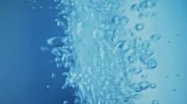 Su altındaki hava kabarcıkları aşağıdan yüzeye yükseliyor. Oksijen akışı. Köpüren sıvı. Havalandırma suyu ve arıtma ekipmanları. Bir bardak maden suyu ve gazlı soda..