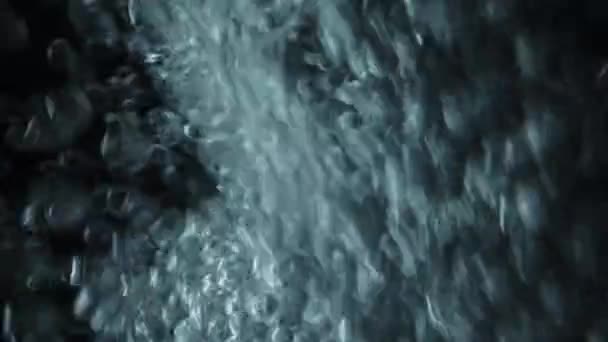 水下气泡从底部升到表面 氧气的流动 泡状液体 净化水的设备 带气体的晶莹纯矿化水玻璃 — 图库视频影像