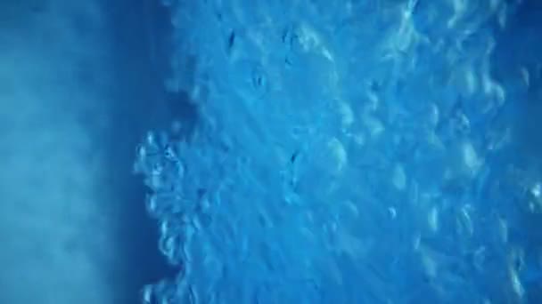 바닥에서 표면으로 상승하는 산소의 버블링 정화를 가스를 반짝이는 순수한 광물화된 — 비디오