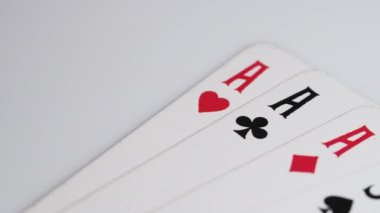 Poker kombinasyonunu kazanmak. Kart oynamak, ateşli bir oyun. Duygu, strateji, heyecan. Yüksek kalite 4k görüntü
