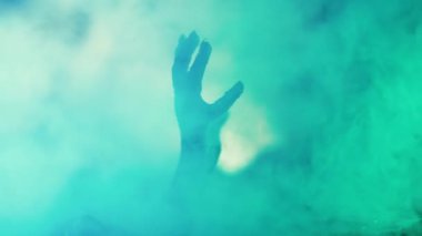 Mezarlıktaki korkunç zombi eli ortaya çıktı. Kurban arayan bir ölümsüz. Yeraltında dehşet verici bir sahne, cadılar bayramı konsepti. Yüksek kalite 4k görüntü