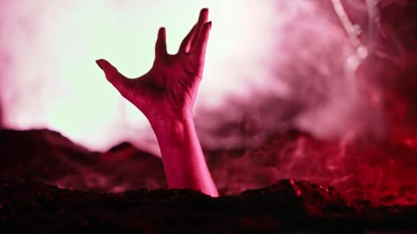 Zombie Hand Rises Escena Resurgimiento Espeluznante Imágenes Perfectas Para Proyectos — Vídeos de Stock