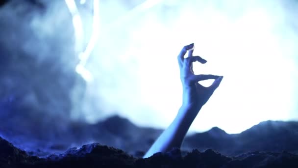 恐ろしいゾンビの手が墓から登る 未知の生命からの不気味な瞬間 ハロウィーンコンセプト 人生の悪夢がやってくる 高品質の4K映像 — ストック動画