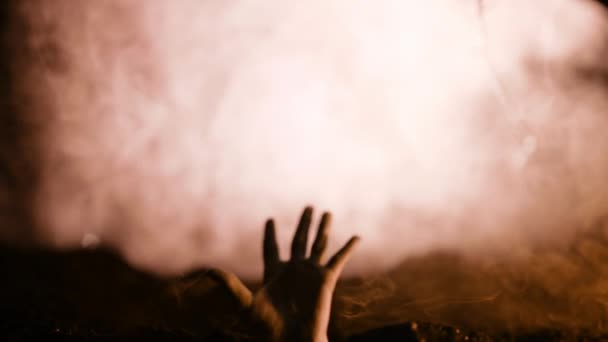 Schreckliche Zombie Hand Klettert Aus Dem Grab Gruseliger Moment Aus — Stockvideo