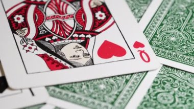 Kyiv, Ukrayna - Ekim 2023. Kumar için kağıt oynamak, makro özgeçmiş. Blackjack, poker konsepti. Kraliçe, kral. Yüksek kalite 4k görüntü