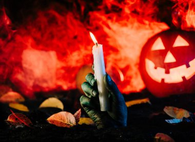 Mezarlıktaki korkunç zombi eli ortaya çıktı. Kurban arayan bir ölümsüz. Yeraltında dehşet verici bir sahne, cadılar bayramı konsepti. Yüksek kalite 