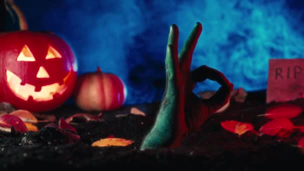 Mão Zumbi Terrível Com Sinal Sepultura Halloween Conceito Positivo Momento — Vídeo de Stock
