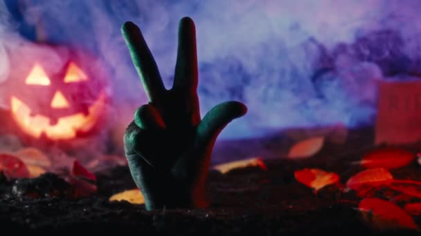 Straszna Ręka Zombie Znakiem Pokoju Zza Grobu Gest Zwycięstwa Przerażająca — Wideo stockowe