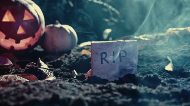 Halloween Decoratieve Begraafplaats Met Mist Rook Achtergrond Grafsteen Rip Grafsteen — Stockvideo