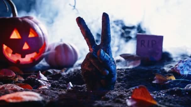 Schreckliche Zombie Hand Mit Friedenszeichen Aus Dem Grab Siegergeste Gruseliger — Stockvideo