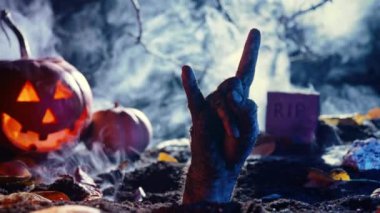 Taş parmaklı Zombi El. Rock hareketi, punk işareti. Cadılar Bayramı partisi. Soğuk titremeler. Yüksek kalite 4k görüntü