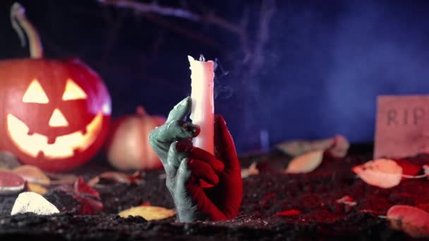 Schreckliche Zombie Hand Taucht Aus Dem Grab Auf Dem Friedhof — Stockvideo