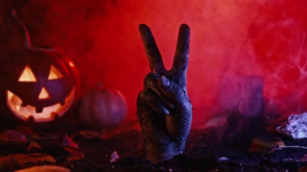 Straszna Ręka Zombie Znakiem Pokoju Zza Grobu Gest Zwycięstwa Przerażająca — Wideo stockowe