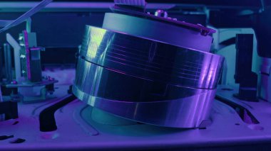 VHS mekanik video kaset oynatıcısı teyp manyetik kafa yerleştiriyor. Kasette kaset, ses kaydedici ya da oynatıcı ile döndürme makarası. Makro.