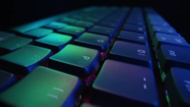 RGB oyun klavyesi, makro kaydırma görüntüleri. Çevrimiçi video oyunları, e-sporlar için düğmeler. Siber uzay konsepti, neon ışığı. Yüksek kalite 4k görüntü