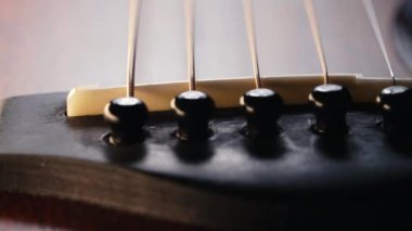 Elektro gitar panosundaki iplerin kaydırıcı makrosu. Müzik, ses arkaplanı. Yüksek kalite 4k görüntü