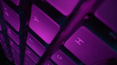 RGB oyun klavyesi, makro kaydırma görüntüleri. Çevrimiçi video oyunları, e-sporlar için düğmeler. Siber uzay konsepti, neon ışığı. Yüksek kalite 4k görüntü