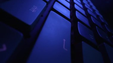 Süper makro bilgisayar klavye tuşları neon ışıkta. Gece çalışıyorum. Çevrimiçi video oyunları, e-sporlar. Siber uzay konsepti. Yüksek kalite 4k görüntü