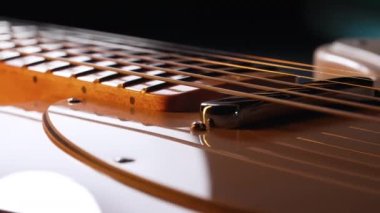 Elektro gitar panosundaki iplerin kaydırıcı makrosu. Müzik, ses arkaplanı. Yüksek kalite 4k görüntü