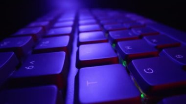 Süper makro bilgisayar klavye tuşları neon ışıkta. Gece çalışıyorum. Çevrimiçi video oyunları, e-sporlar. Siber uzay konsepti. Yüksek kalite 4k görüntü