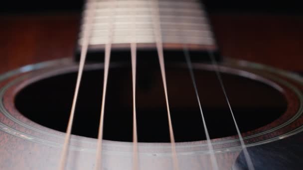 Звуковые Гитарные Струны Вибрируют Играет Классическом Музыкальном Инструменте Звуковые Волны — стоковое видео