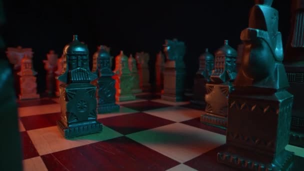 Staré Slovanské Šachové Figurky Dřevěné Šachovnici Před Soutěží Strategická Desková — Stock video