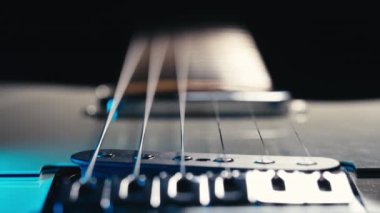 Elektro gitar panosundaki iplerin kaydırıcı makrosu. Müzik, ses arkaplanı. Yüksek kalite 4k görüntü