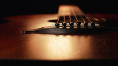 Sekoya akustik gitar fretboard 'unda ip kaydırağı makrosu. Klasik müzik, ses arkaplanı. Yüksek kalite 4k görüntü