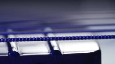 Elektro gitar telleri titreşiyor. Müzik enstrümanı çalıyor. Ses dalgaları, tıngırdayan akorlar, akustik ses rezonansı. Süper makro görüntüler. Yüksek kalite 4k görüntü