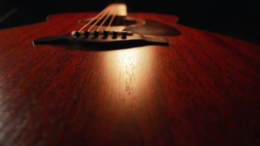 Sekoya akustik gitar fretboard 'unda ip kaydırağı makrosu. Klasik müzik, ses arkaplanı. Yüksek kalite 4k görüntü