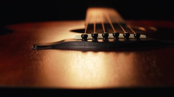 Slider Makro Von Saiten Auf Redwood Akustikgitarre Griffbrett Klassik Geräuschkulisse — Stockvideo