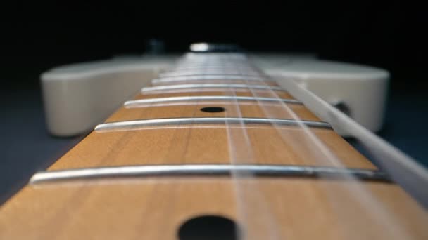 Senar Gitar Listrik Bergetar Memainkan Alat Musik Gelombang Suara Suara — Stok Video