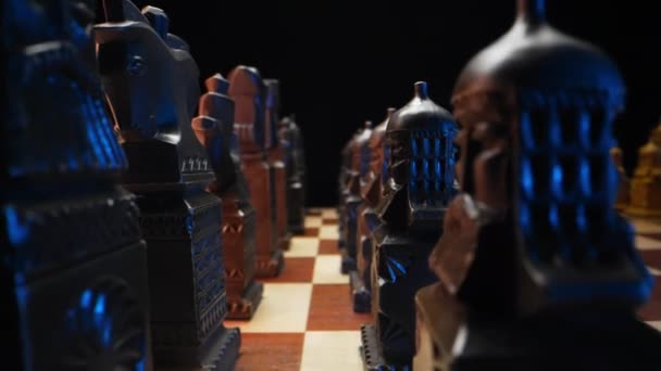 Staré Slovanské Šachové Figurky Dřevěné Šachovnici Před Soutěží Strategická Desková — Stock video