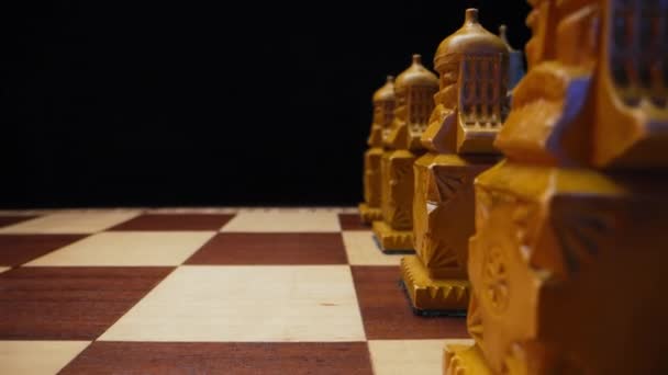 パーティーの前に木製チェスボード上のスラブの古いスタイルのチェスピース ボード戦略ゲーム チームワーク 成功ビジネス インテリジェンススポーツのコンセプト スライダーマクロショット 高品質の4K映像 — ストック動画