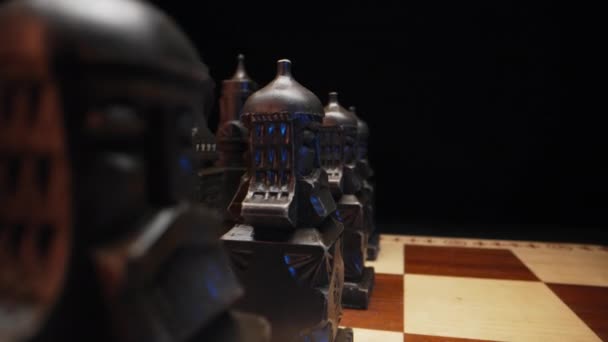 Slawische Schachfiguren Alten Stils Auf Einem Hölzernen Schachbrett Vor Dem — Stockvideo