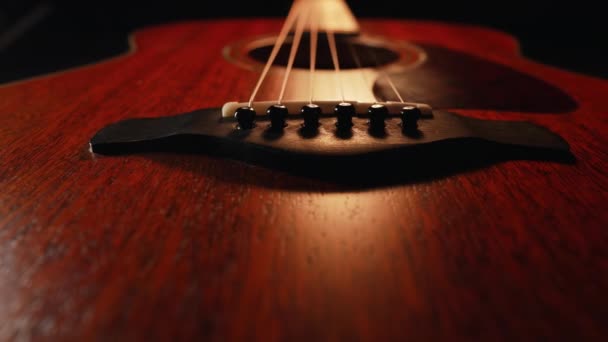 レッドウッドのアコースティックギターフリートボードの弦のスライダーマクロ クラシック音楽 サウンドバック 高品質の4K映像 — ストック動画