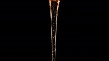 Bal siyah arka plana dökülüyor. Altın nektar damlıyor. Kalın, tatlı, yakın çekim manzaralı. Apiary, arıcılık konsepti, tatlı pişirme. Yüksek kalite 4k görüntü