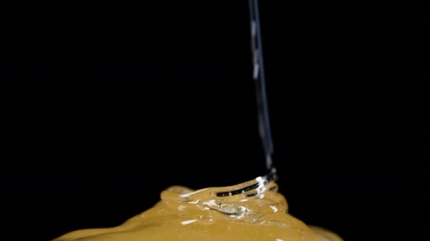 Honing Gieten Zwarte Achtergrond Gouden Nectar Druipt Dikke Zoete Druppels — Stockvideo