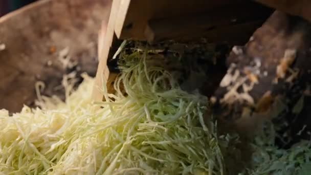 Vrouw Wrijft Kool Rasp Koken Traditionele Oekraïense Gefermenteerd Zuurkool Salade — Stockvideo
