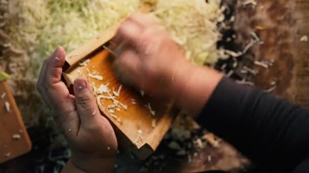 Kobieta Wciera Kapustę Tarkę Gotując Tradycyjną Ukraińską Fermentację Sałatkę Kiszonej — Wideo stockowe