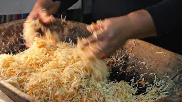 Mujer Cocinando Tradicional Ucraniano Fermentado Ensalada Chucrut Col Rallada Zanahoria — Vídeos de Stock