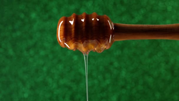 有机蜂蜜从木勺上流出 工艺美味 养蜂的概念 缓慢地倒入甜甜的液体花蜜 高质量的4K镜头 — 图库视频影像