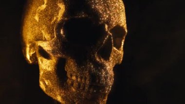 İnsan kafatası siyah arka planda döner. Cadılar Bayramı kutlaması, gizem, cazibe, tarz kavramı. Sembolizmin gücü - ölümlülük, isyan. Yaşam ve ölüm, gotik estetik araştırmaları.. 