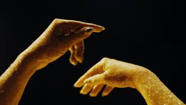 Μαγικές Κινήσεις Χρυσαφένιων Αστραφτερών Χεριών Σκούρο Φόντο Αστραφτερός Ενθουσιασμός Άγγιγμα — Αρχείο Βίντεο
