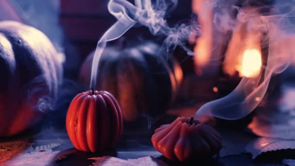Melancholijne Piękno Jesieni Gaszone Dynie Świece Stożkowe Parapecie Pobożny Urok — Wideo stockowe