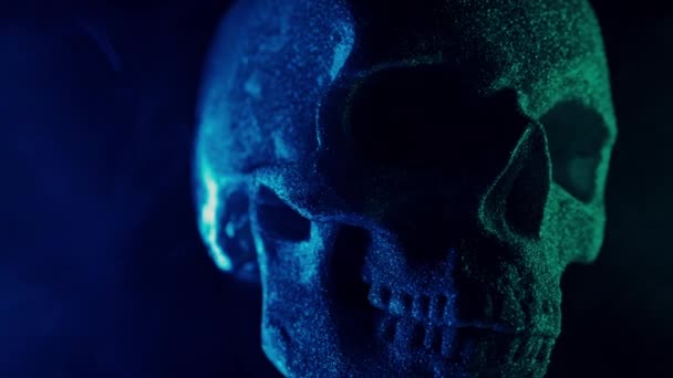ネオンカラフルな光で人間の頭蓋骨 ハロウィーンのお祝い 神秘的な 魅力的な スタイルの概念 象徴主義の力 ゴシック美学を探求する ビジュアルメタファー — ストック動画
