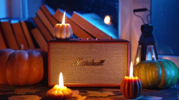 Jesienna Atmosfera Muzyki Marshall Bluetooth Głośnik Acton Iii Wśród Świec — Wideo stockowe